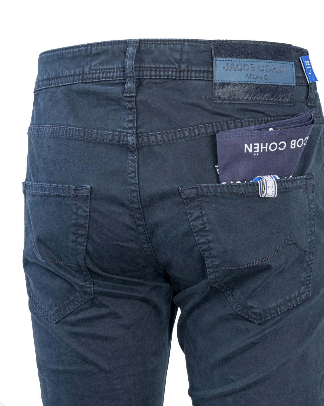 shop JACOB COHEN Saldi Jeans: Jacob Cohen pantaloni Lenny.
Cotone Blu Navy.
Bottoni logati con verniciatura.
Vita regolare.
Salpa in cavallino con logo in similpelle ricamato.
Patta interna ricamata con nome del pantalone e citazione del fondatore.
Chiusura con bottoni.
Include foulard con stampa di collezione.
Profumati con l'esclusiva fragranza Jacob Cohën
Capo continuativo.
Composizione: 60% Cotone 38% Lyocell 2% Elastan.
Fabbricato in Italia.. UQE28 36 S3903LENNY-Y99 number 7759207